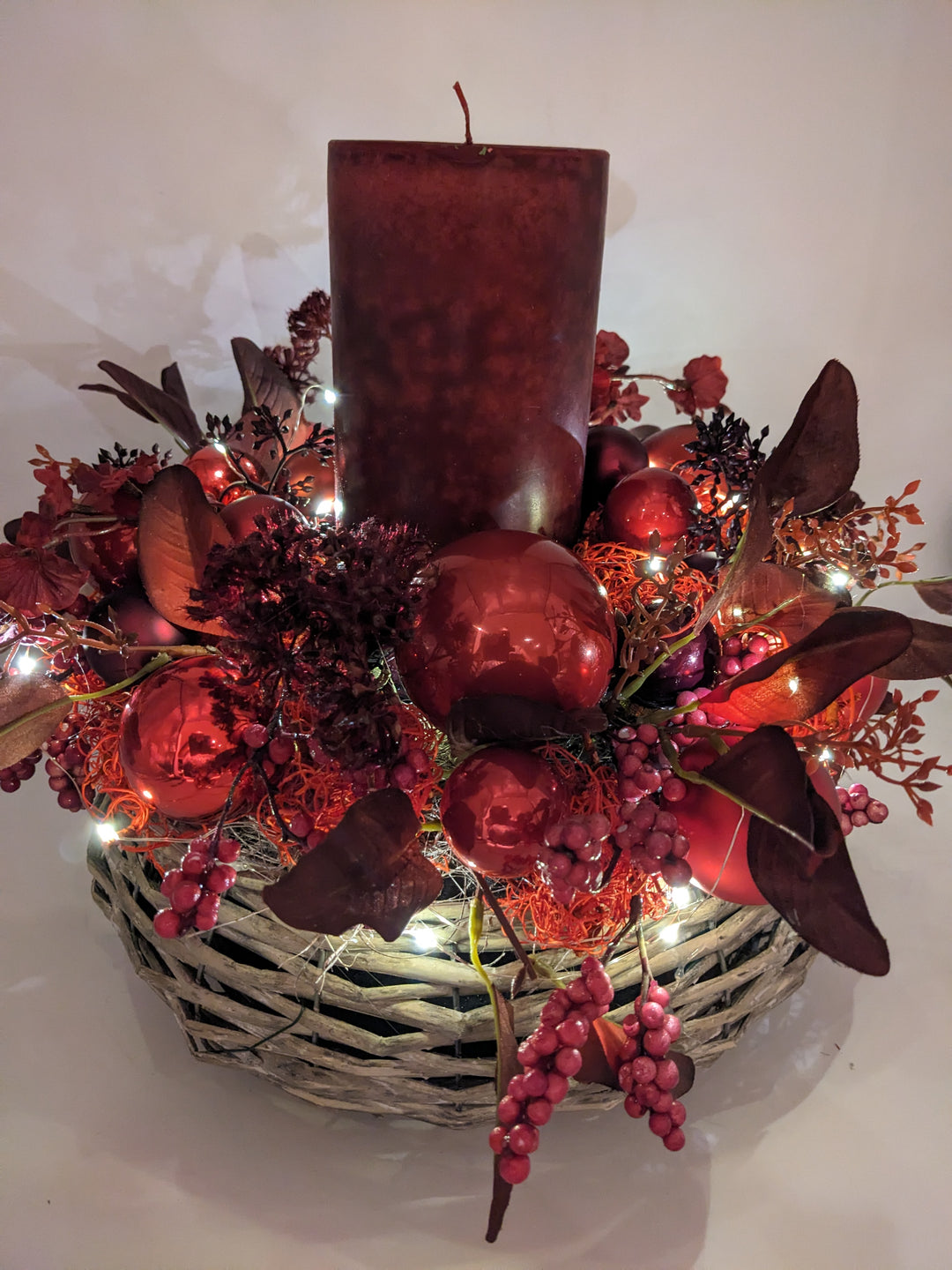 Weihnachtsgesteck LED Kugel Blätter rot