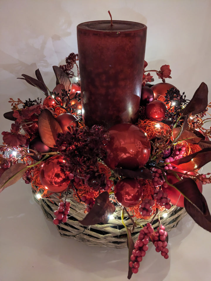 Weihnachtsgesteck LED Kugel Blätter rot
