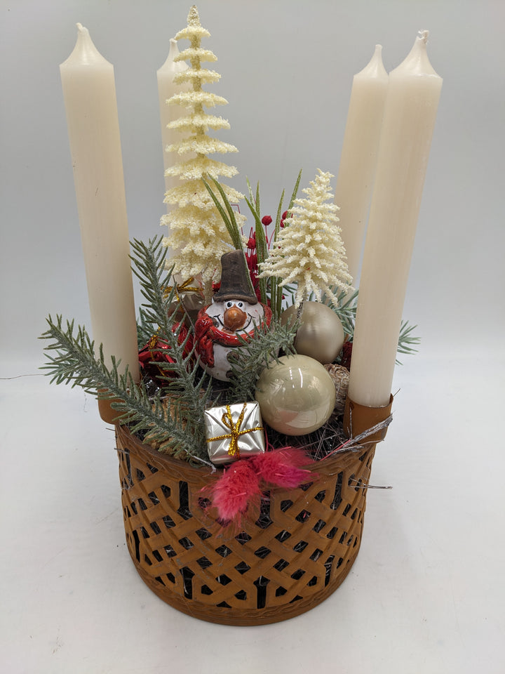 Adventsgesteck Kugel Schneemann Tannenbäumchen creme