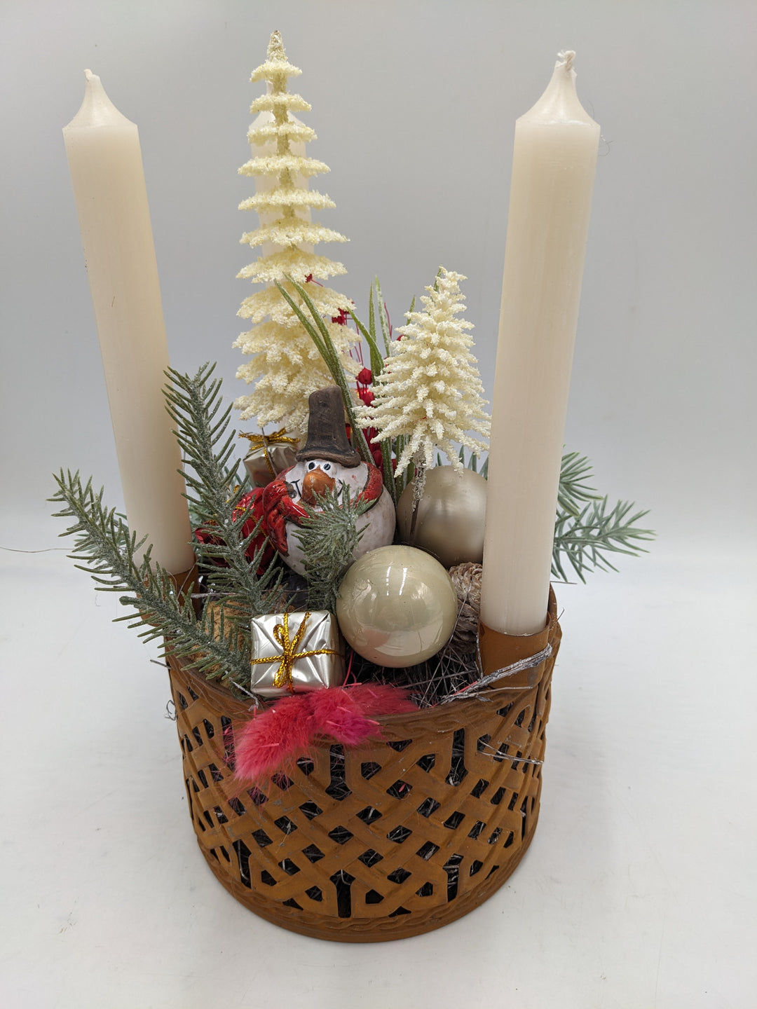 Adventsgesteck Kugel Schneemann Tannenbäumchen creme