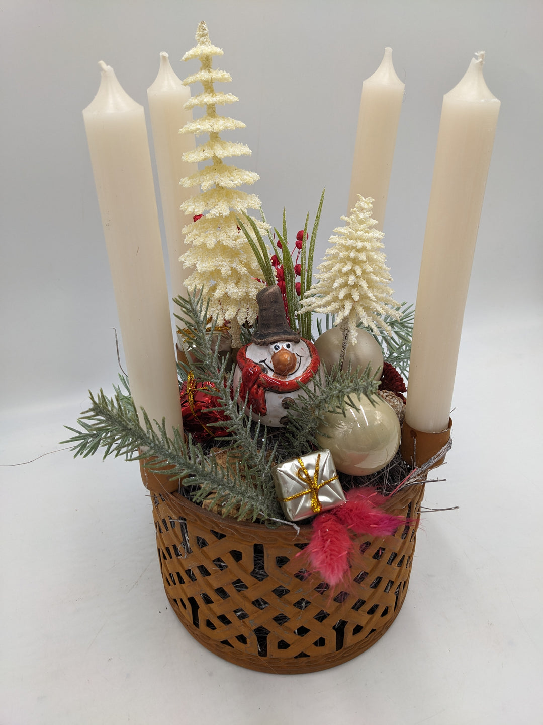 Adventsgesteck Kugel Schneemann Tannenbäumchen creme