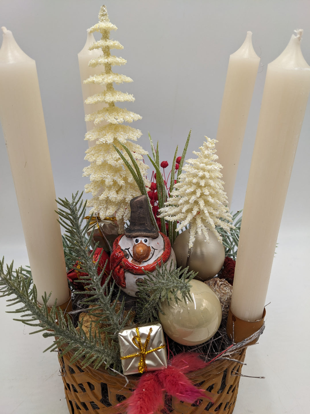 Adventsgesteck Kugel Schneemann Tannenbäumchen creme