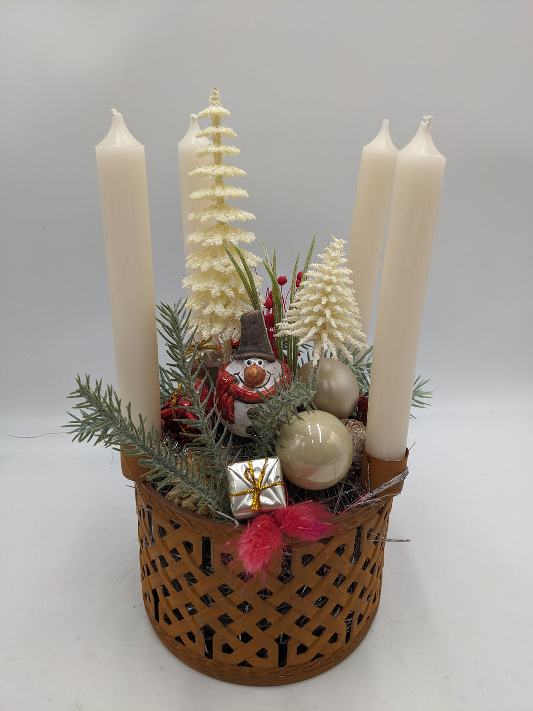 Adventsgesteck Kugel Schneemann Tannenbäumchen creme