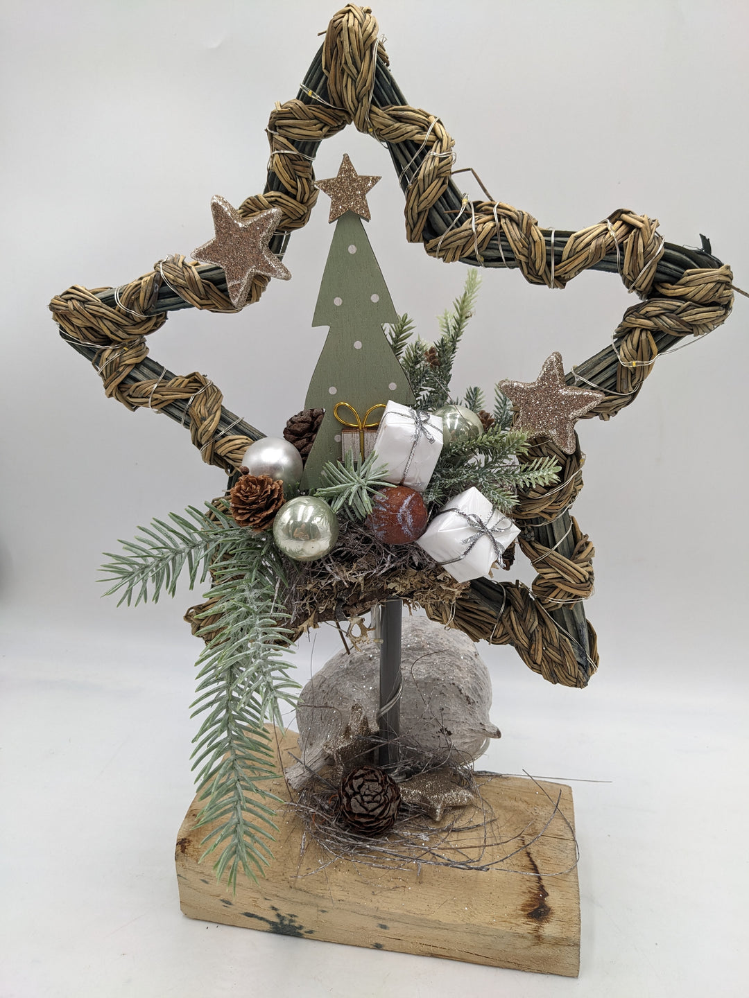 Weihnachtsgesteck LED Stern Zapfen Tannenbäumchen natur