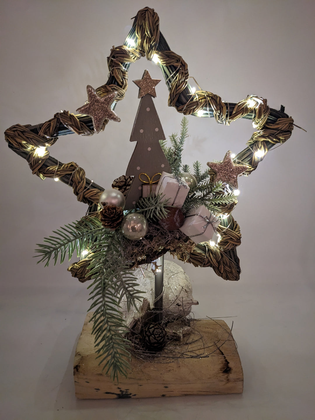 Weihnachtsgesteck LED Stern Zapfen Tannenbäumchen natur