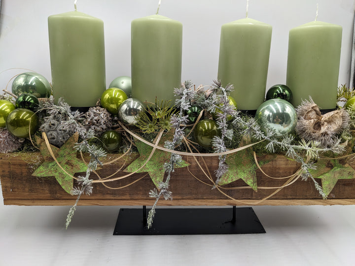 Adventsgesteck Kugeln Stern Zapfen grün