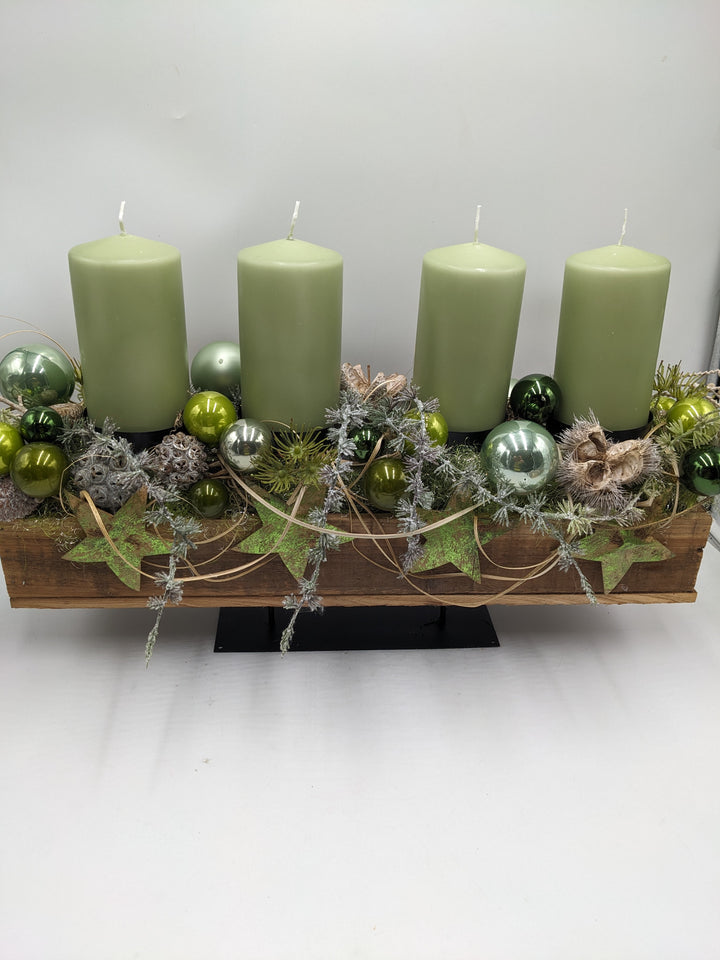 Adventsgesteck Kugeln Stern Zapfen grün