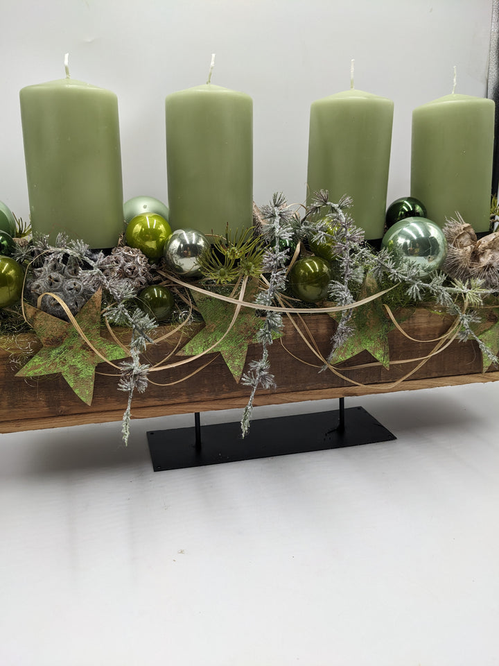Adventsgesteck Kugeln Stern Zapfen grün