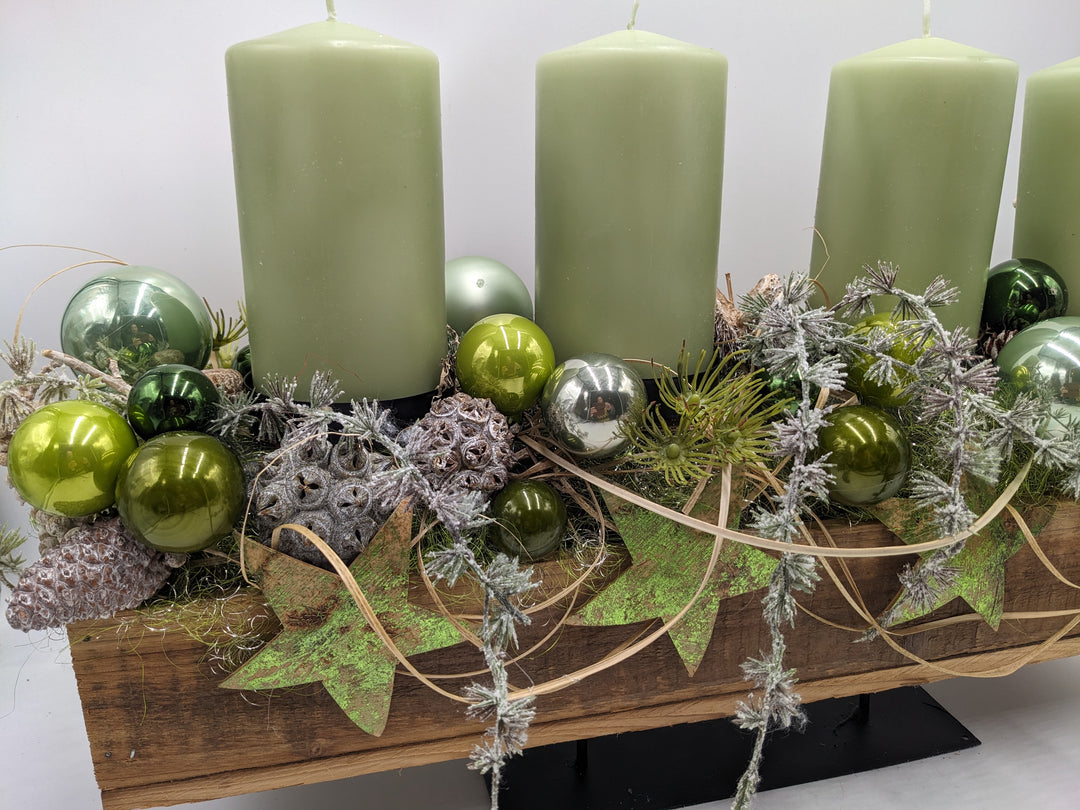 Adventsgesteck Kugeln Stern Zapfen grün