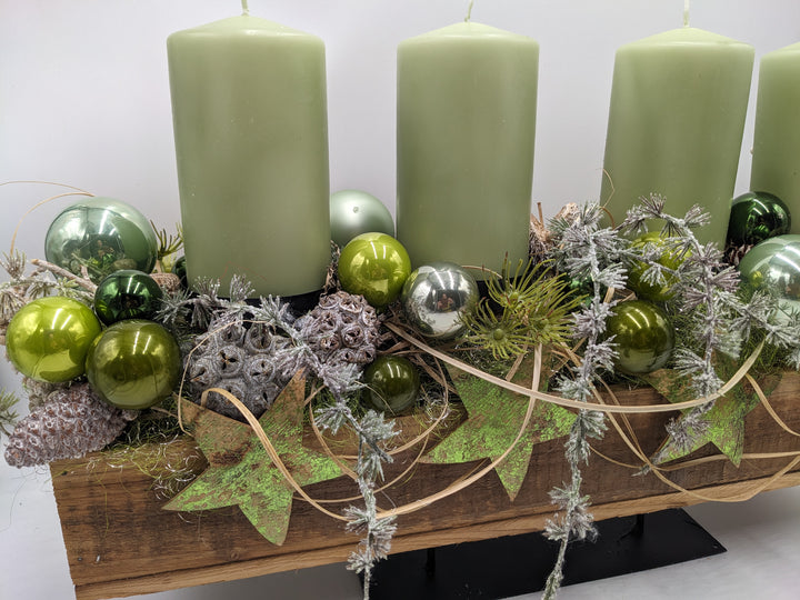 Adventsgesteck Kugeln Stern Zapfen grün