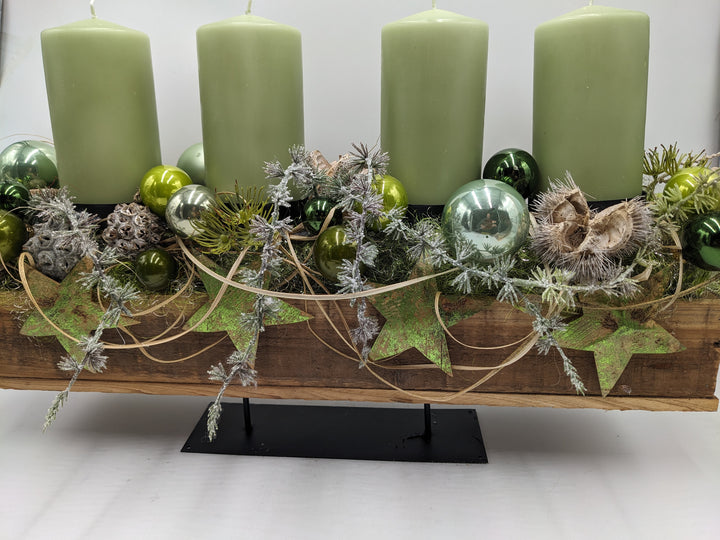 Adventsgesteck Kugeln Stern Zapfen grün