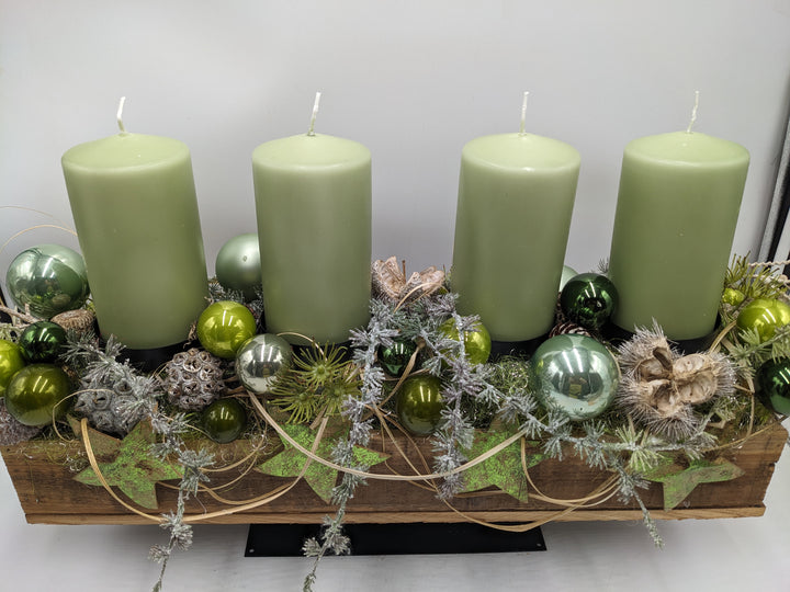 Adventsgesteck Kugeln Stern Zapfen grün
