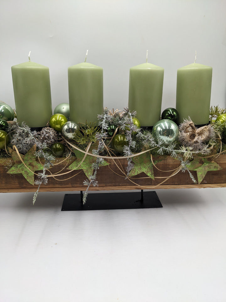 Adventsgesteck Kugeln Stern Zapfen grün