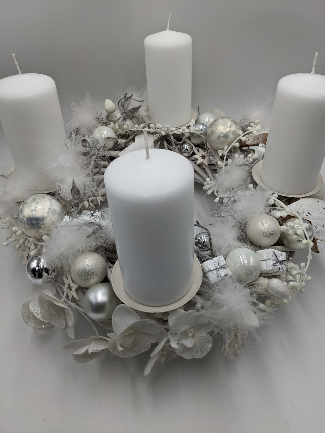 Adventskranz Kugeln Federn Sterne weiß silber