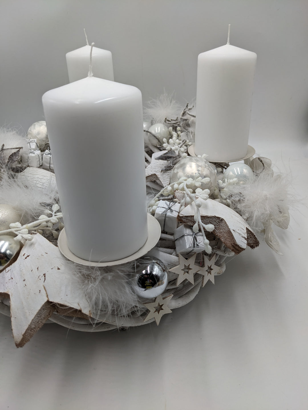 Adventskranz Kugel Feder Stern weiß