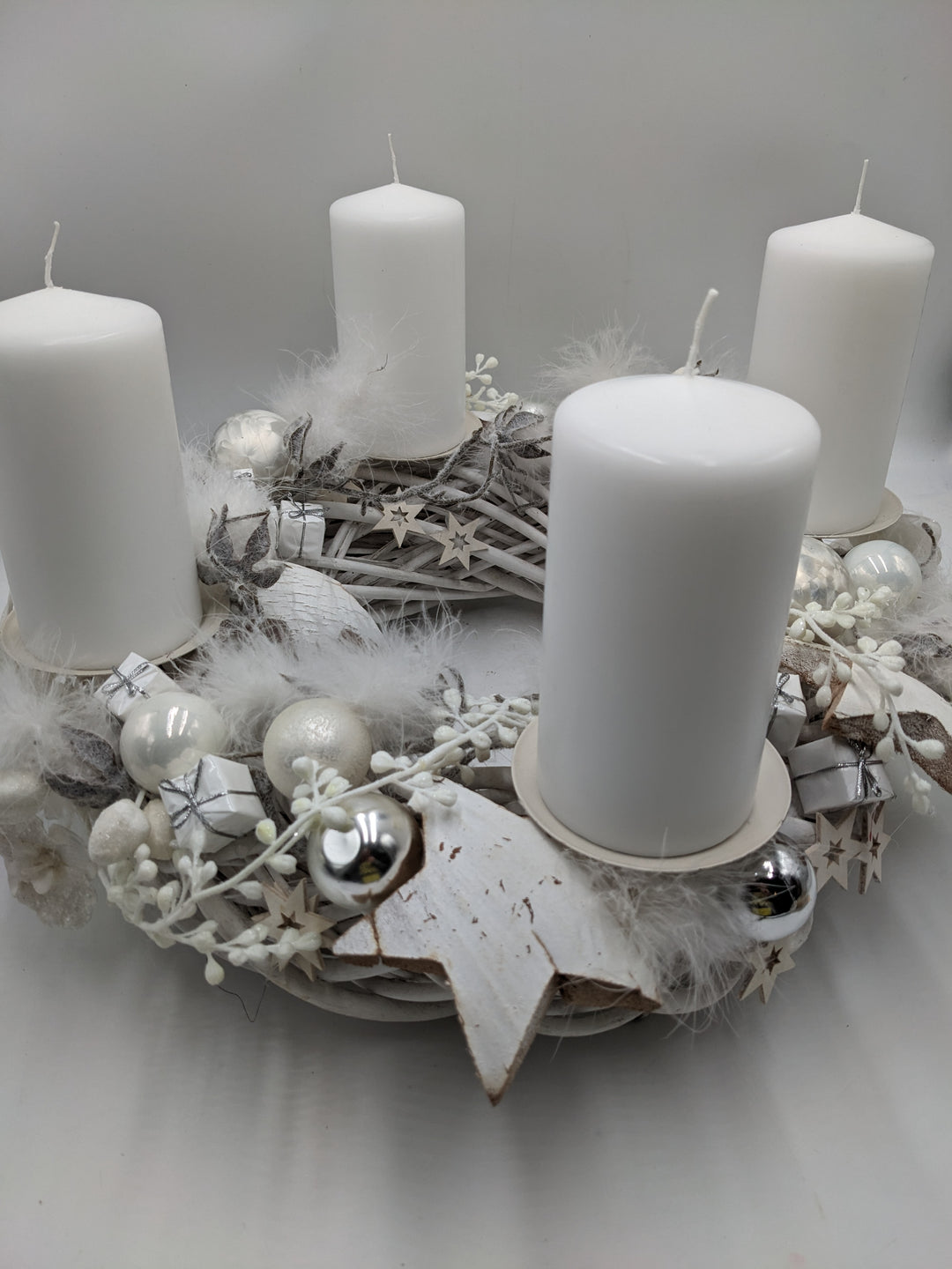 Adventskranz Kugel Feder Stern weiß