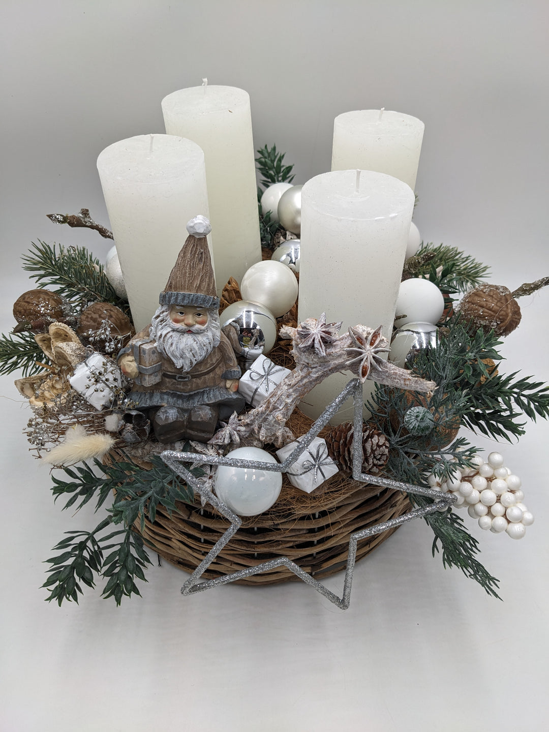 Adventsgesteck Kugel Stern Weihnachtsmann natur