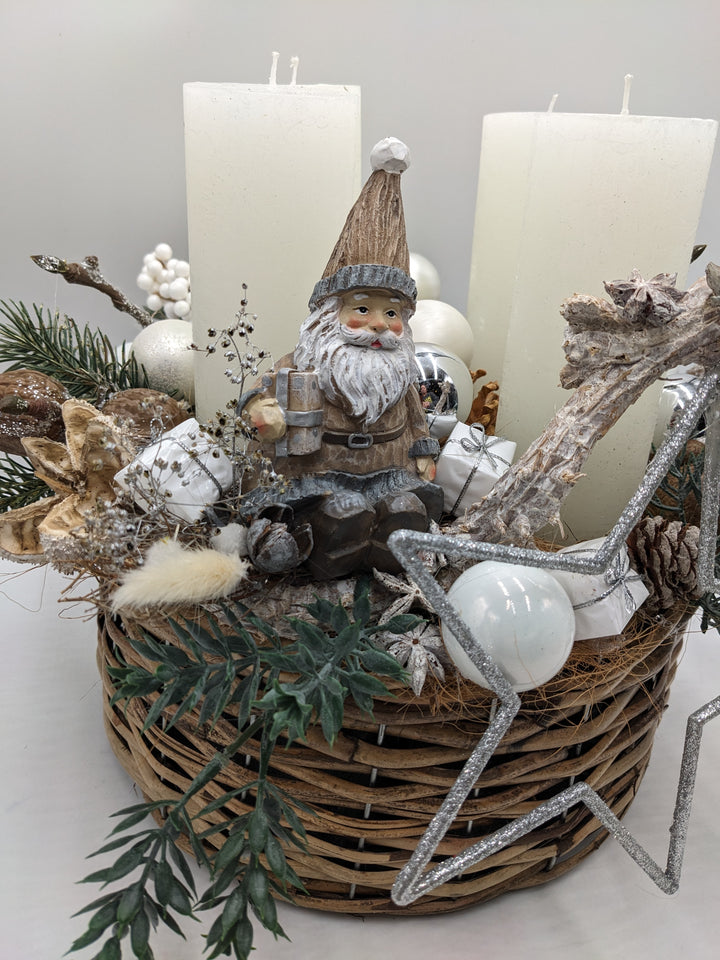 Adventsgesteck Kugel Stern Weihnachtsmann natur
