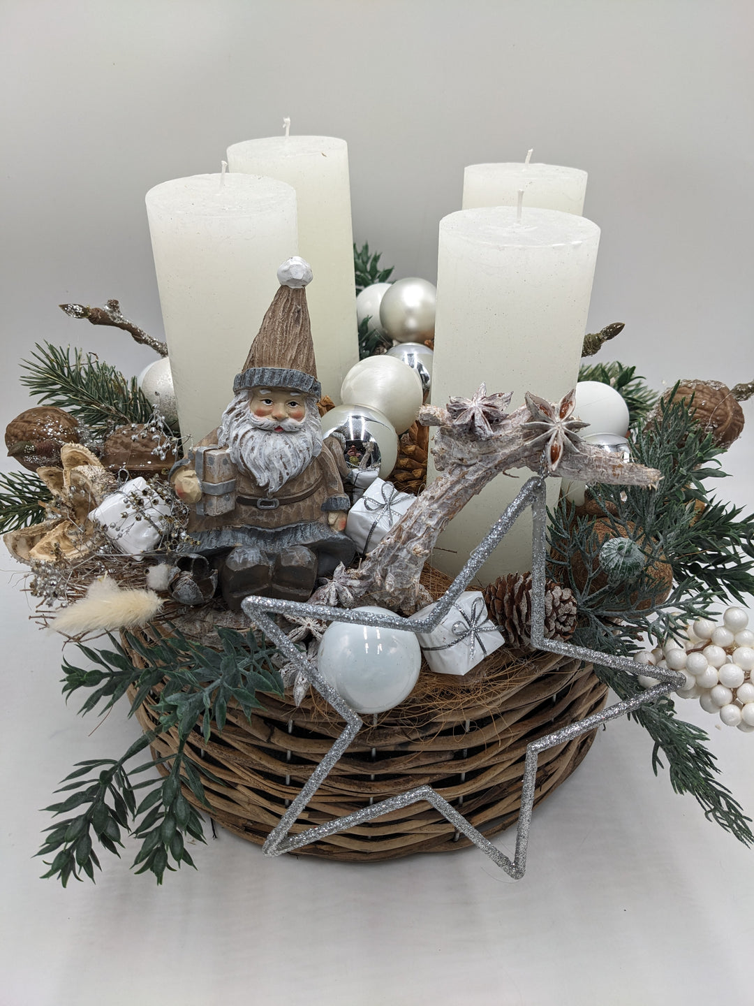 Adventsgesteck Kugel Stern Weihnachtsmann natur