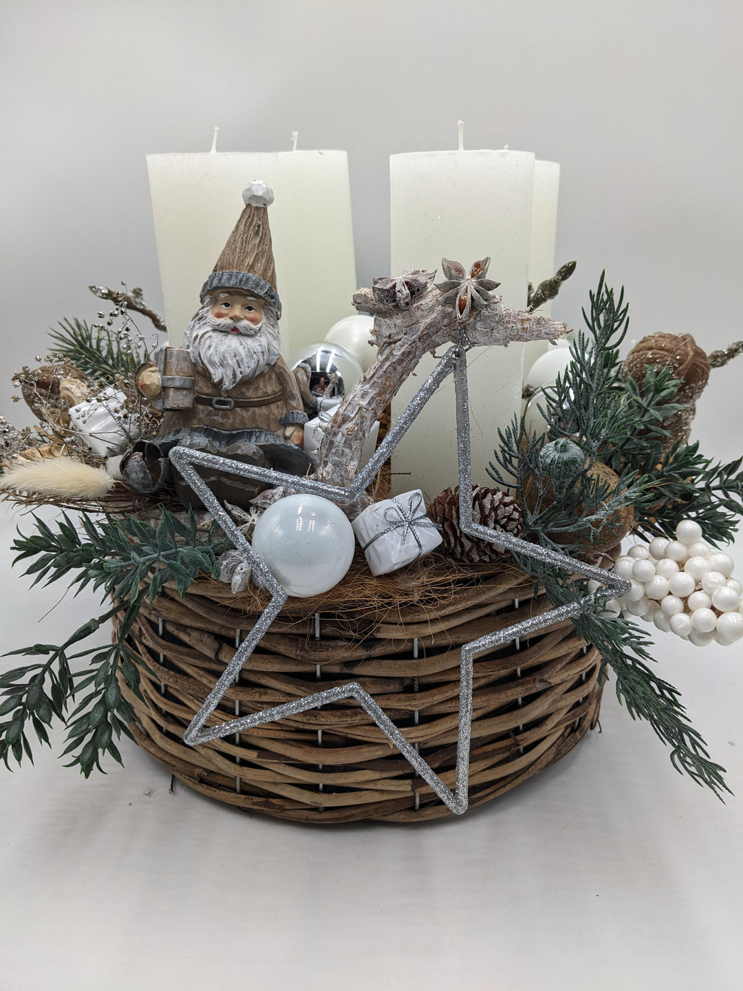 Adventsgesteck Kugel Stern Weihnachtsmann natur