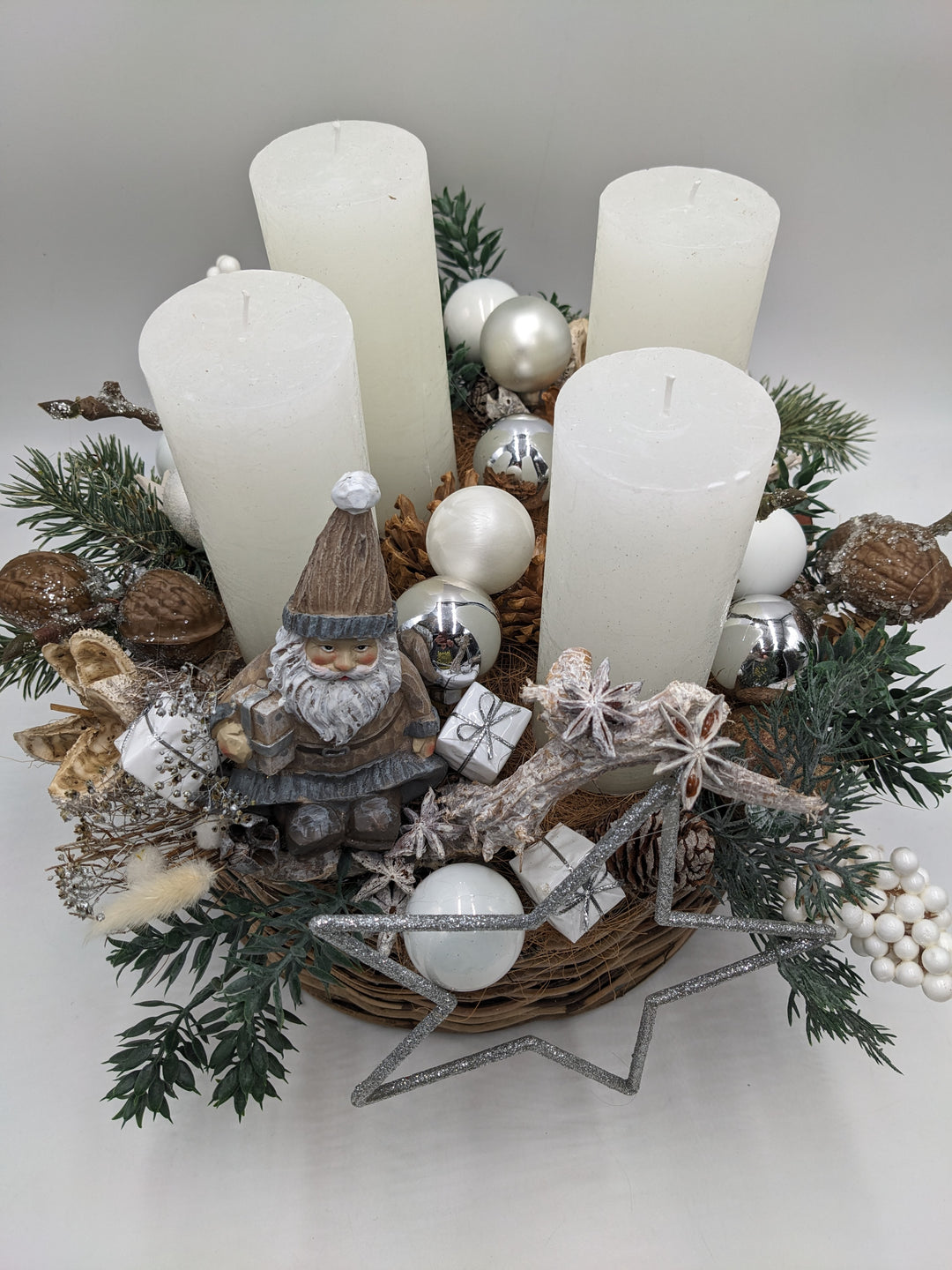 Adventsgesteck Kugel Stern Weihnachtsmann natur