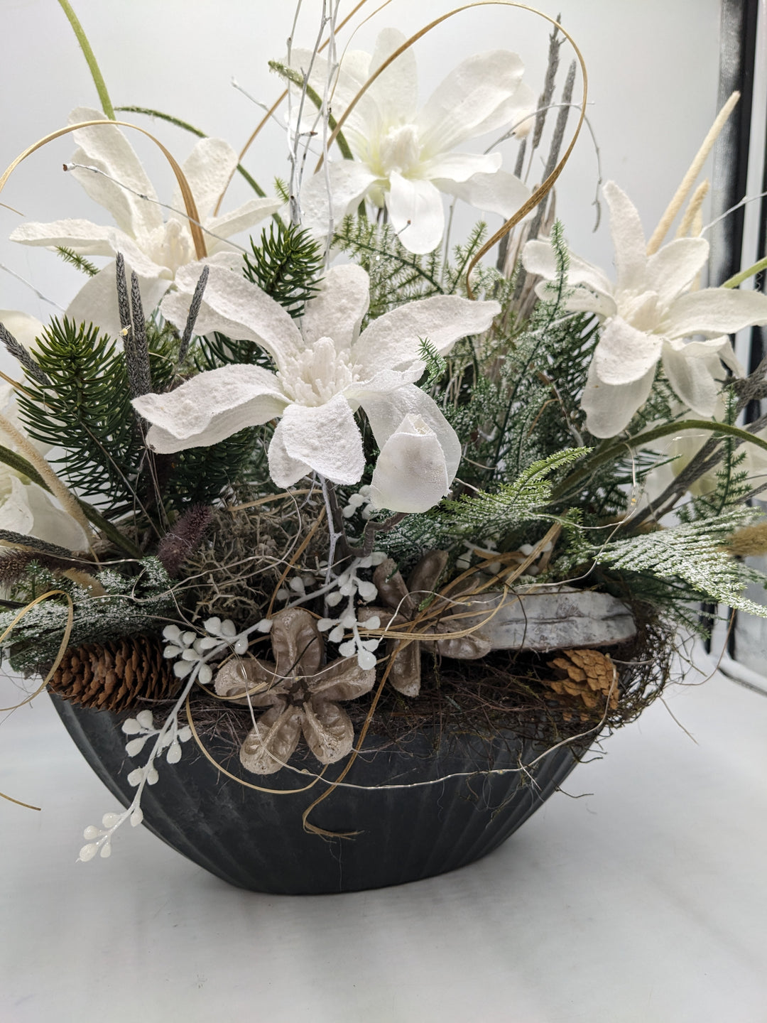 Wintergesteck LED Blüte Zapfen weiß