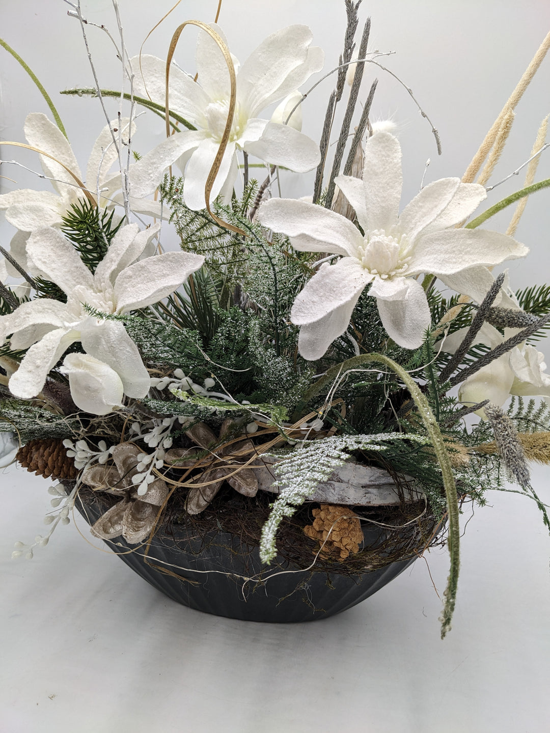 Wintergesteck LED Blüte Zapfen weiß