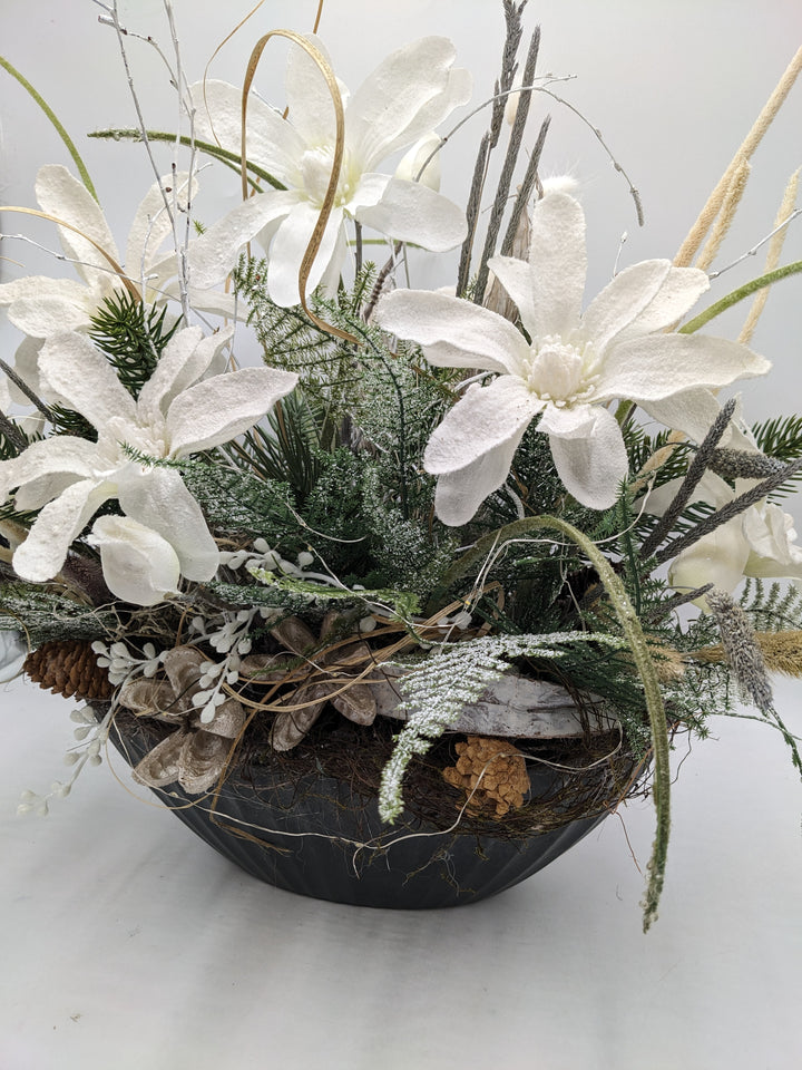 Wintergesteck LED Blüte Zapfen weiß