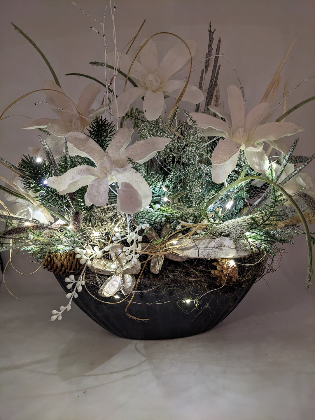 Wintergesteck LED Blüte Zapfen weiß