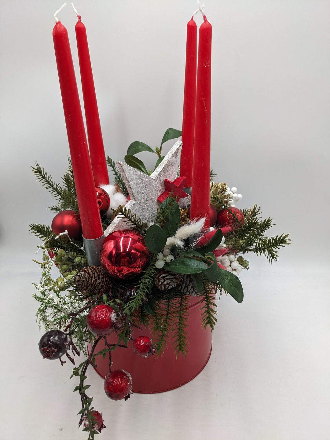 Adventsgesteck Kugel Stern Zapfen rot