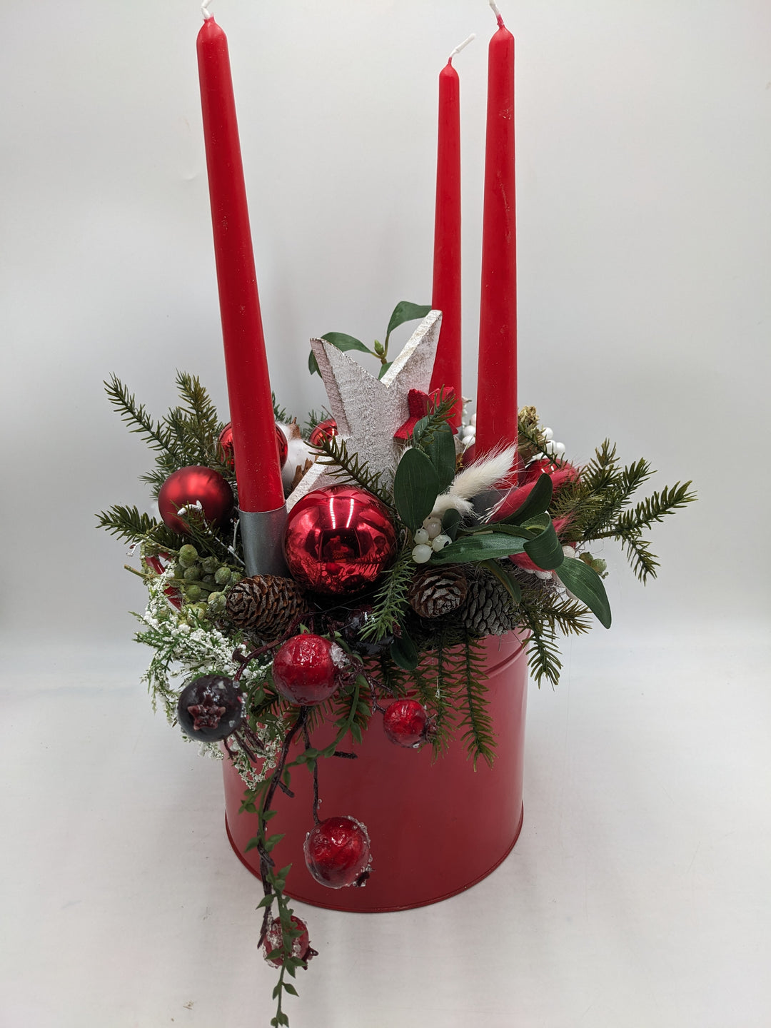 Adventsgesteck Kugel Stern Zapfen rot