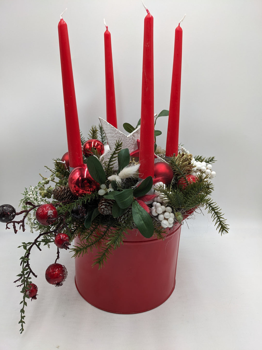 Adventsgesteck Kugel Stern Zapfen rot