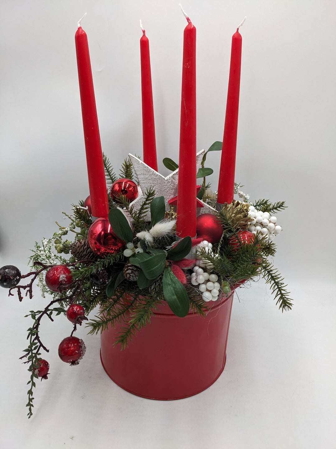 Adventsgesteck Kugel Stern Zapfen rot