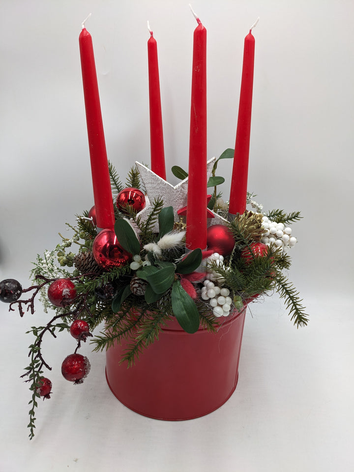 Adventsgesteck Kugel Stern Zapfen rot