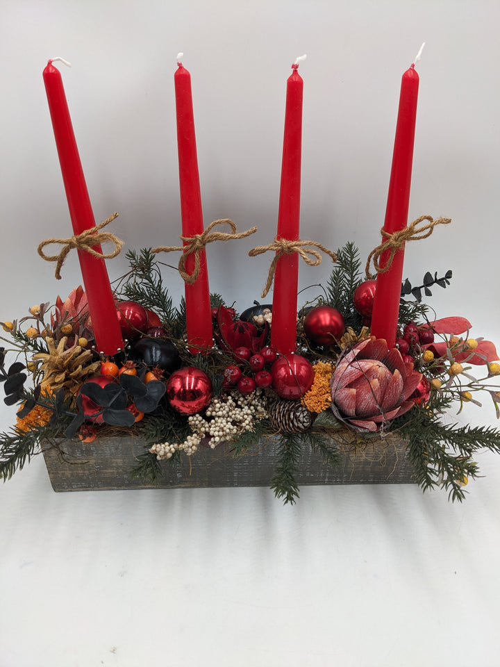 Adventsgesteck Kugel Protea Zapfen rot