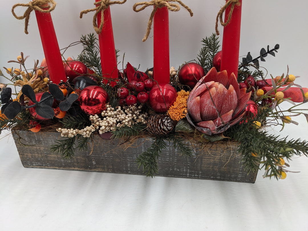 Adventsgesteck Kugel Protea Zapfen rot