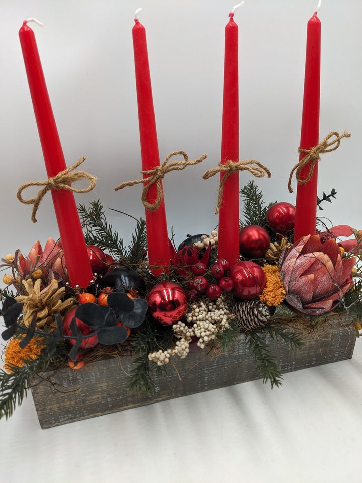 Adventsgesteck Kugel Protea Zapfen rot