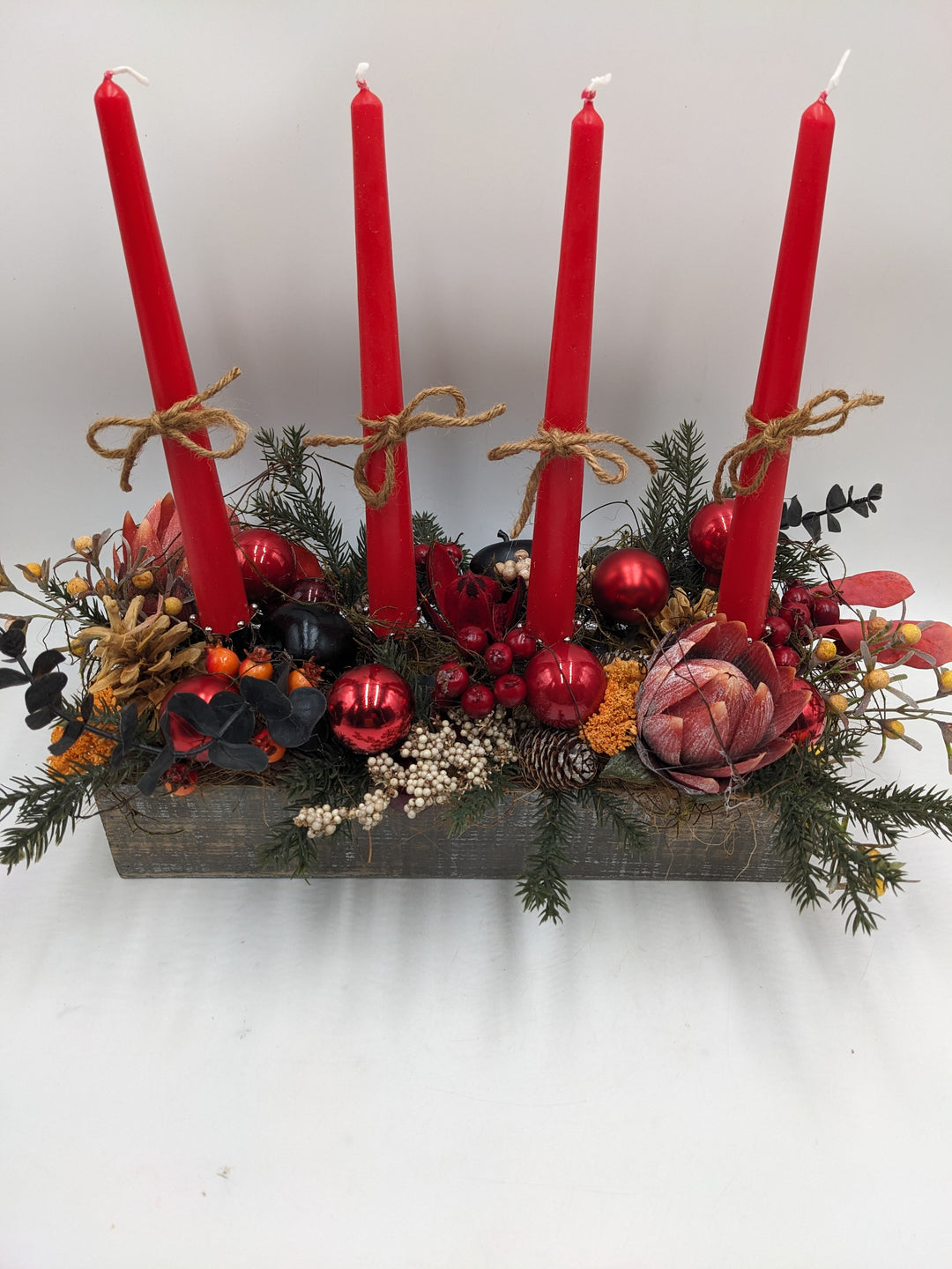 Adventsgesteck Kugel Protea Zapfen rot