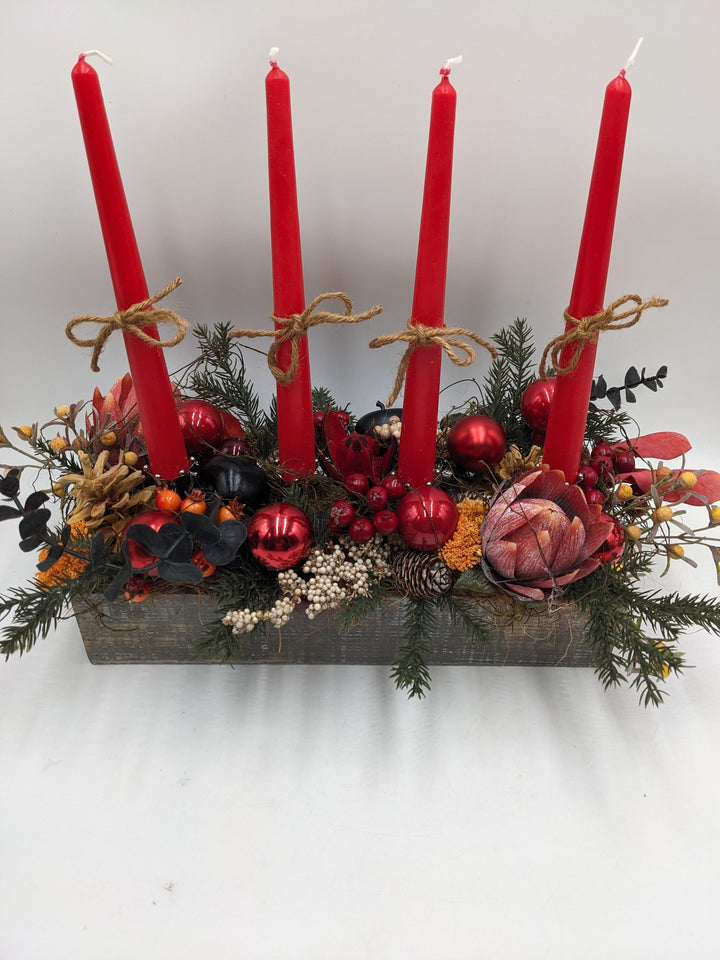 Adventsgesteck Kugel Protea Zapfen rot