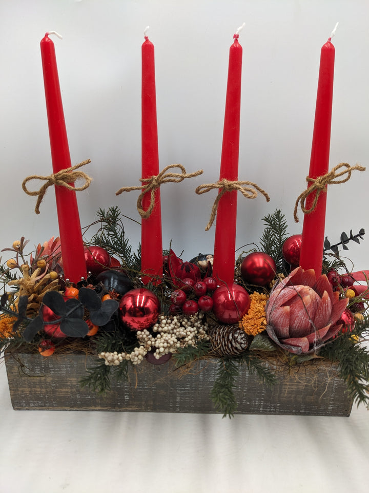 Adventsgesteck Kugel Protea Zapfen rot