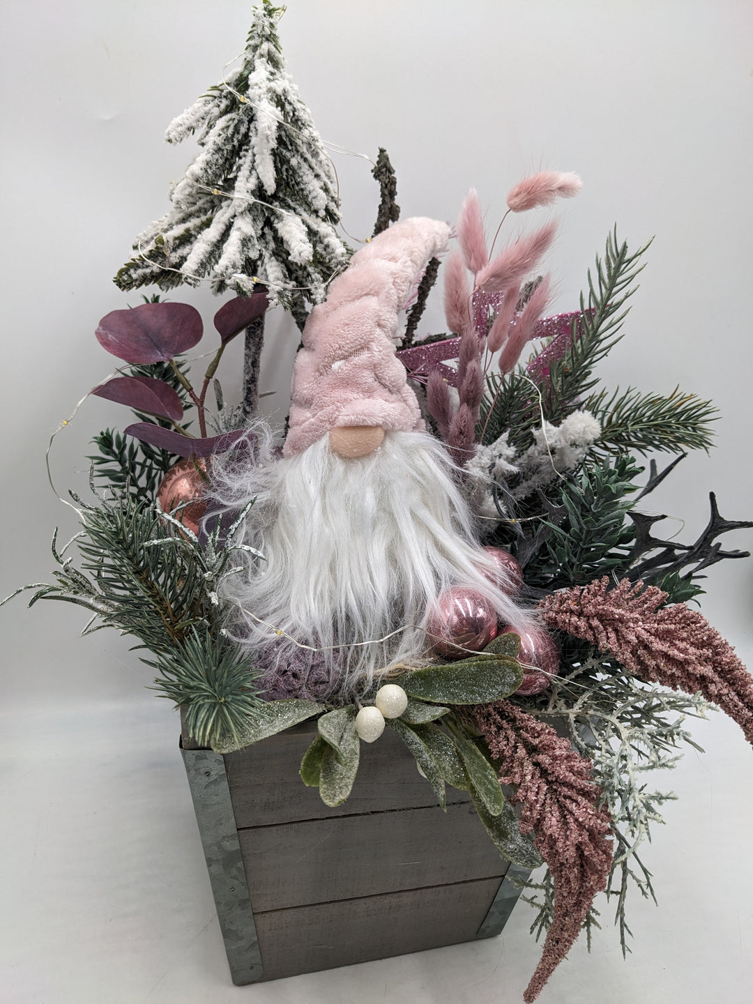 Weihnachtsgesteck LED Kugeln Wichtel Tannenbäumchen rosa