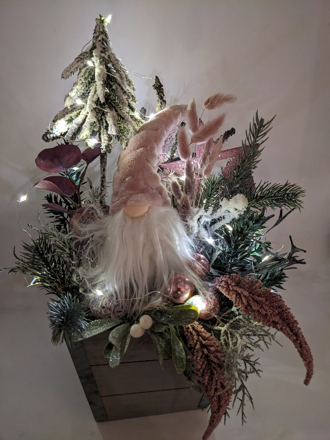 Weihnachtsgesteck LED Kugeln Wichtel Tannenbäumchen rosa