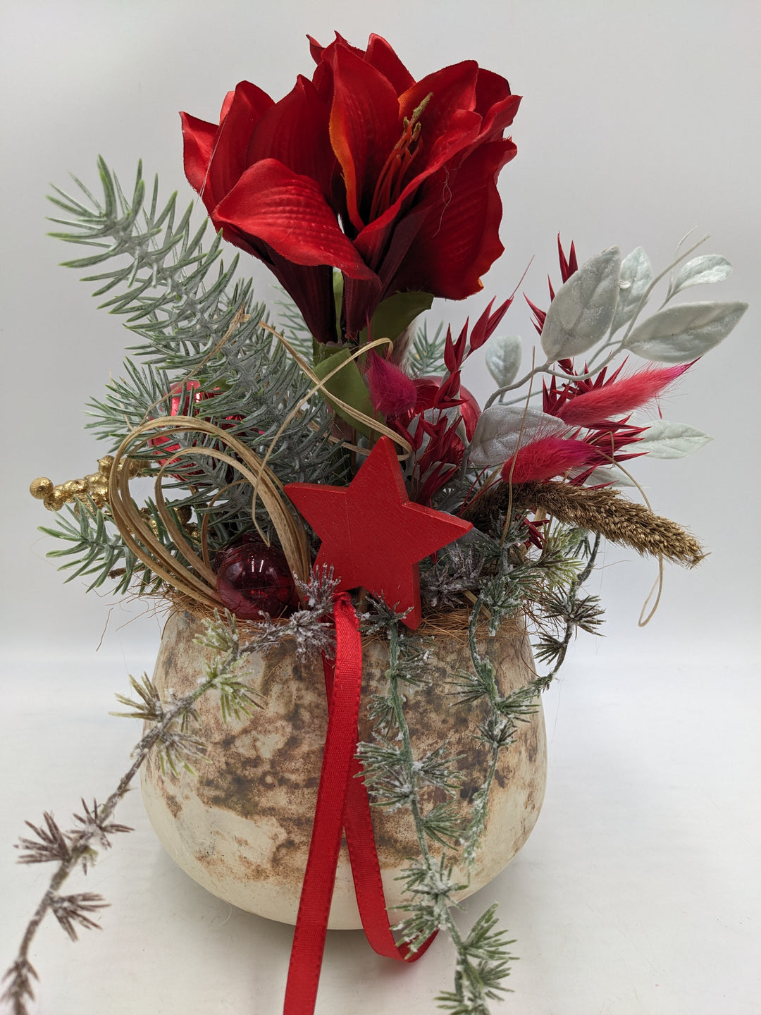 Weihnachtsgesteck Kugel Stern Amaryllis rot