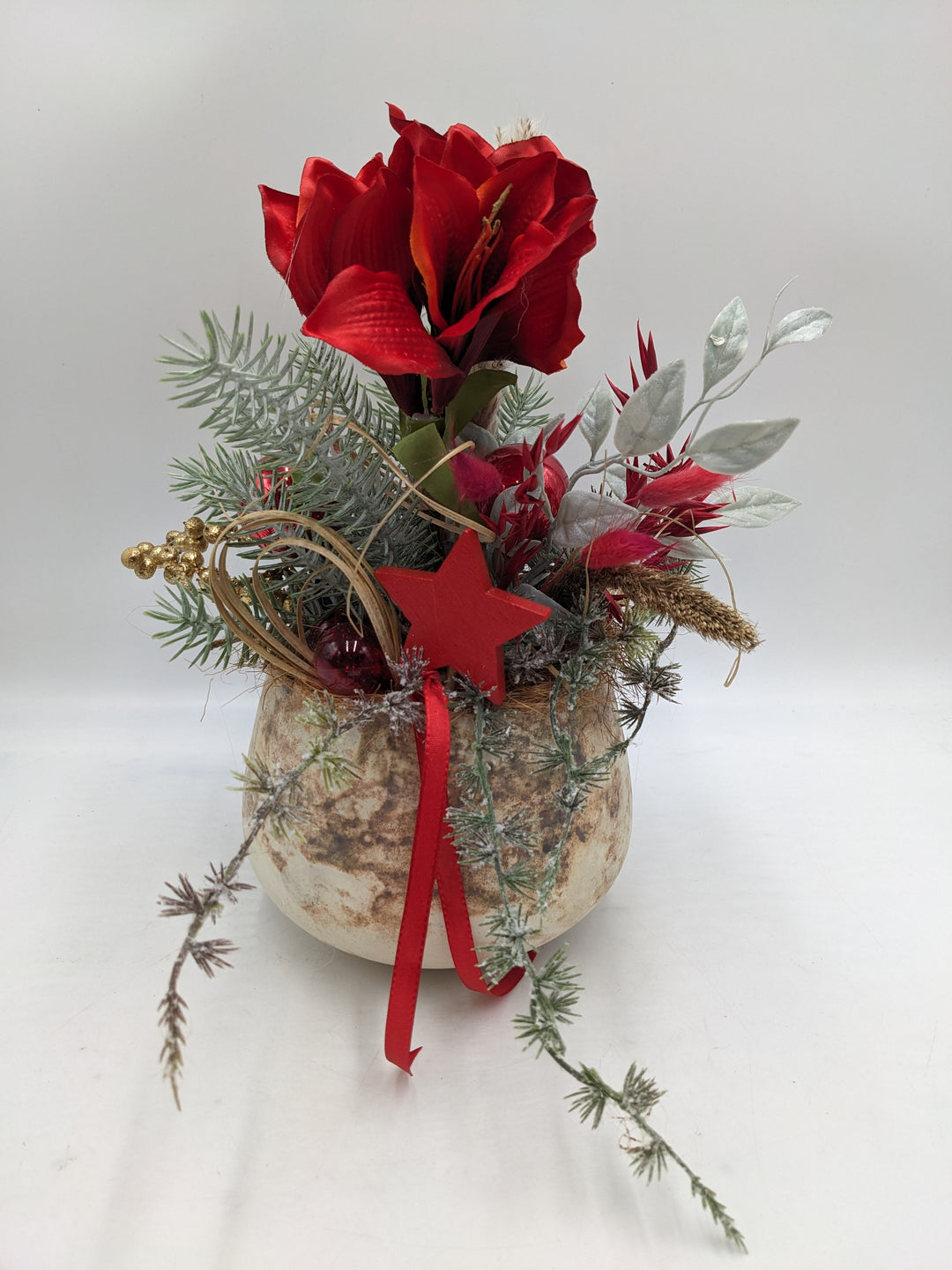 Weihnachtsgesteck Kugel Stern Amaryllis rot