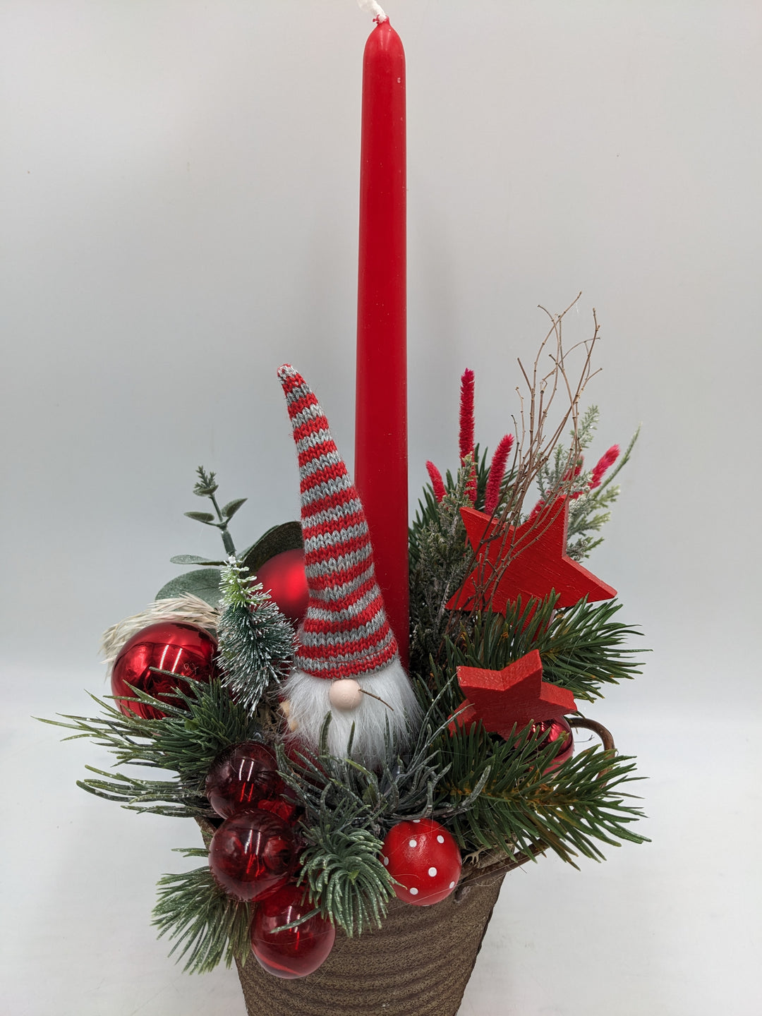 Weihnachtsgesteck Kugel Stern Wichtel rot