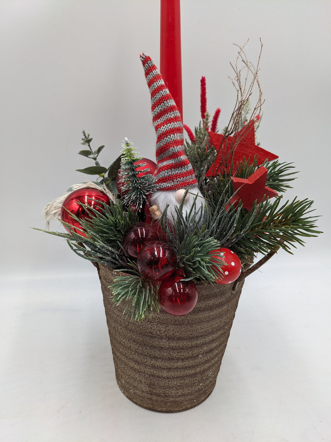 Weihnachtsgesteck Kugel Stern Wichtel rot