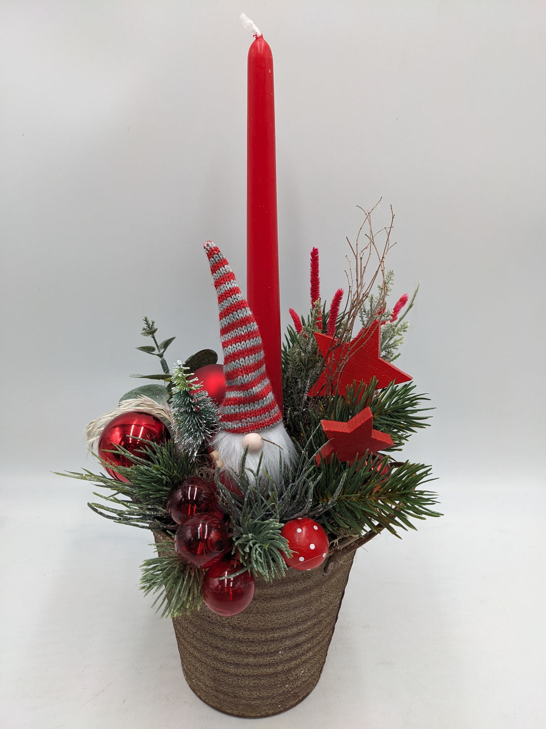 Weihnachtsgesteck Kugel Stern Wichtel rot