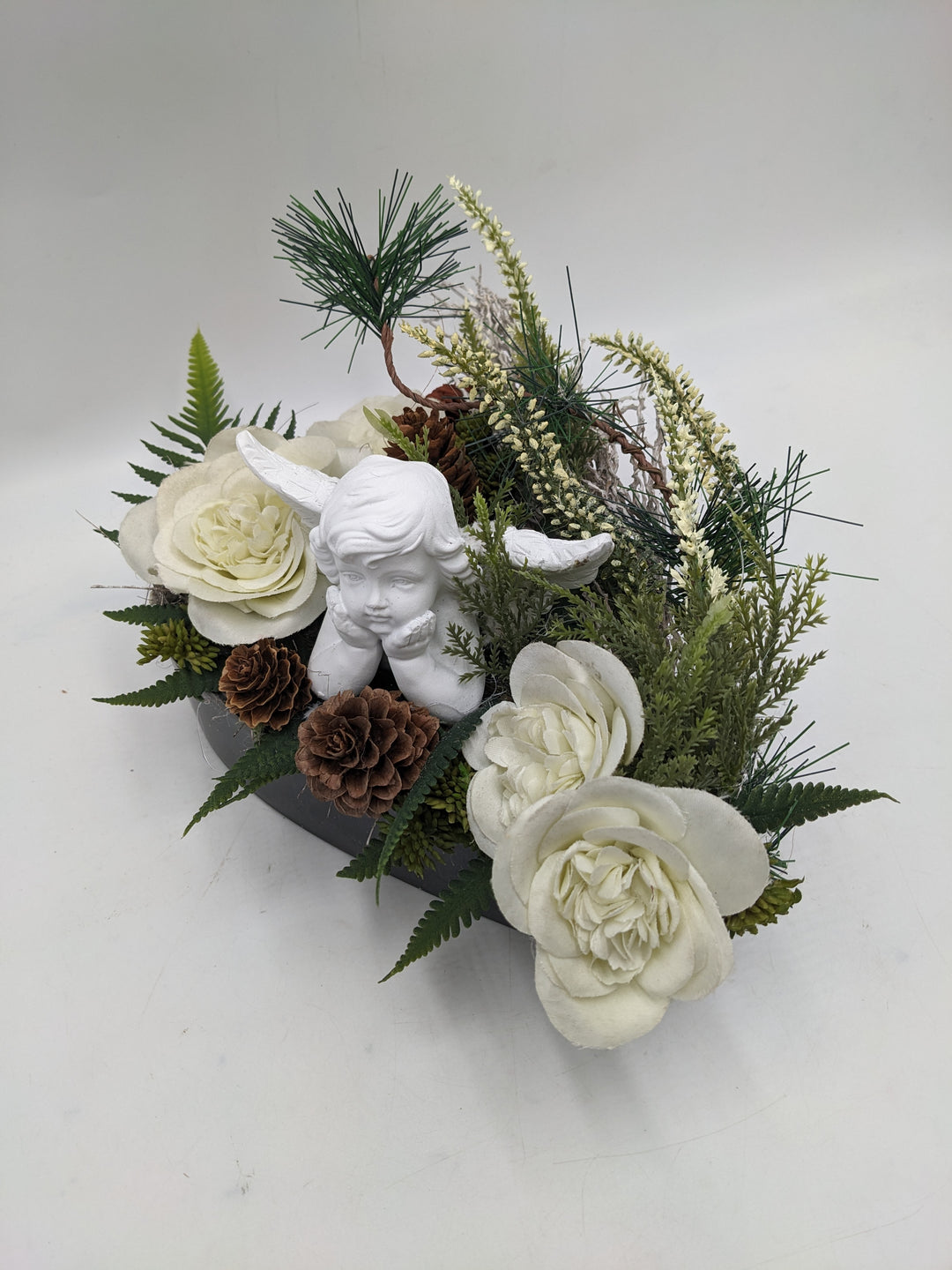 Trauergesteck Zapfen Engel Rose weiß