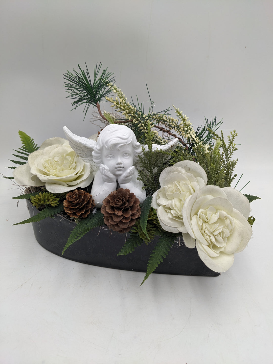 Trauergesteck Zapfen Engel Rose weiß