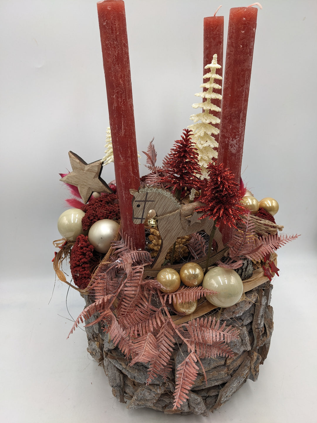 Adventsgesteck Kugel Stern Schaukelpferd weiß